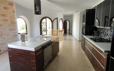 Fantástica villa con gran parcela, con privacidad y vistas al mar.
